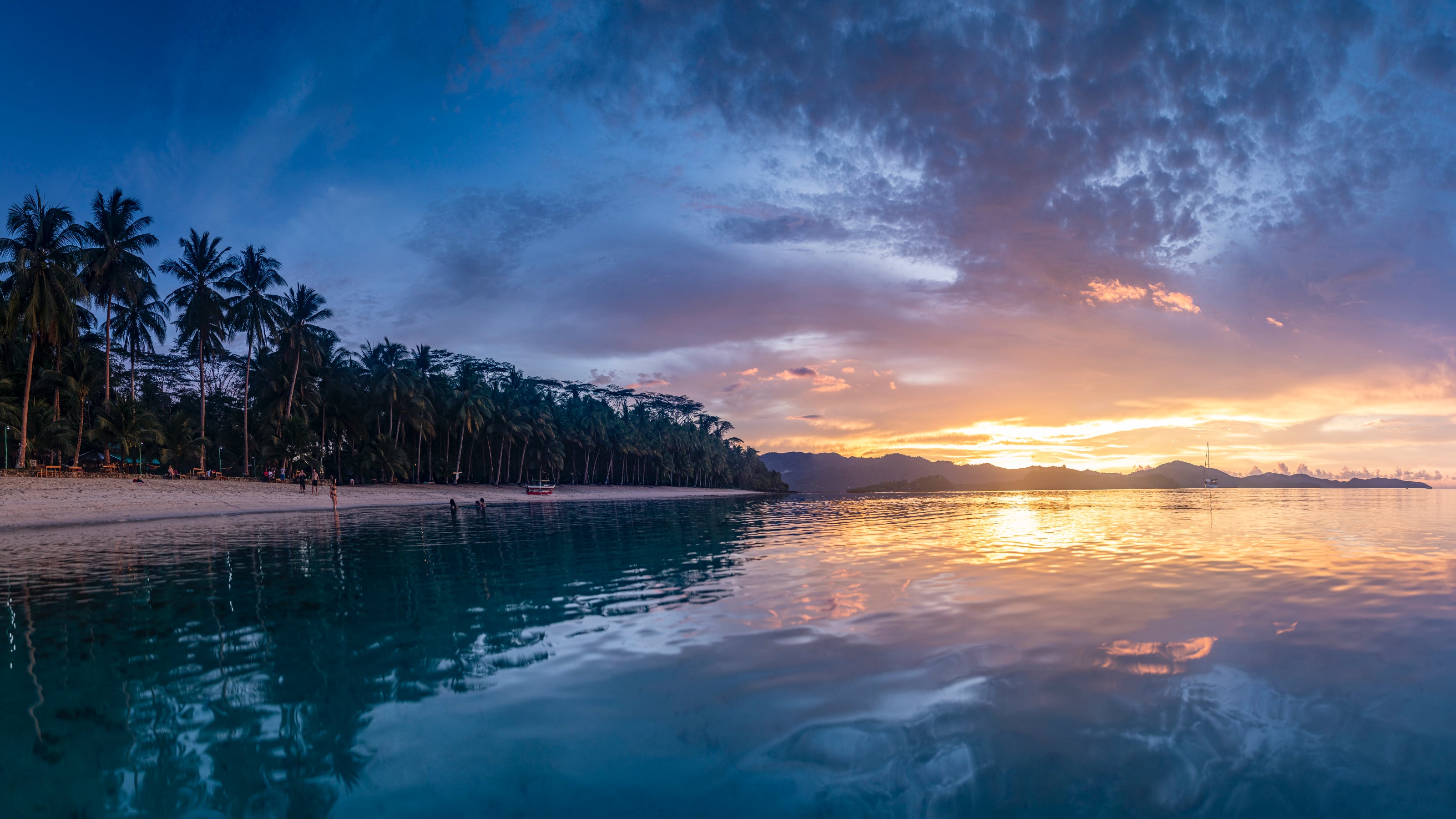 Philippinen — Strand bei Sonnenuntergang mit Palmen